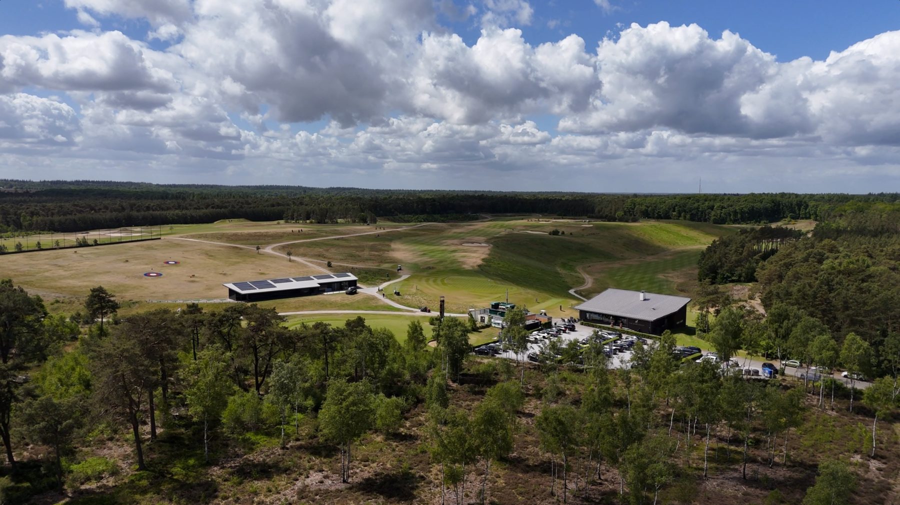 De golfbaan van The Links Valley in het Veluwse landschap bij zonsopkomst
